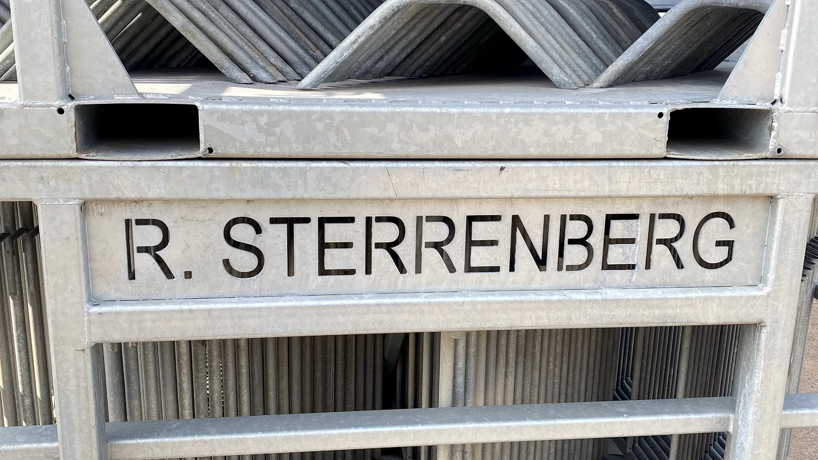 Detail van een dranghek met de stempel R. Sterrenberg erin