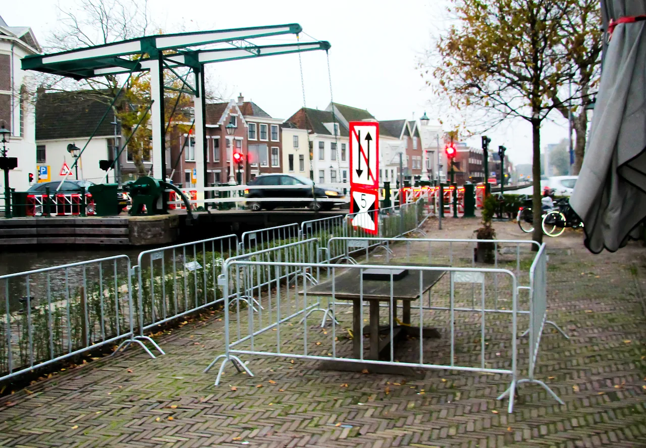 Dranghekken opgesteld langs een straat in een oude binnenstad