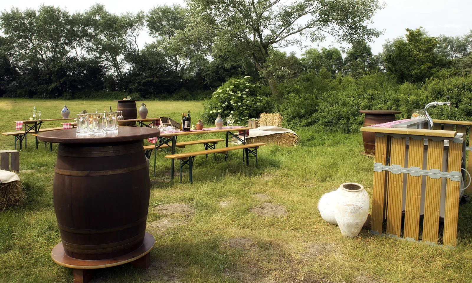 Een biergarten met houten banken en een tafel op een ton
