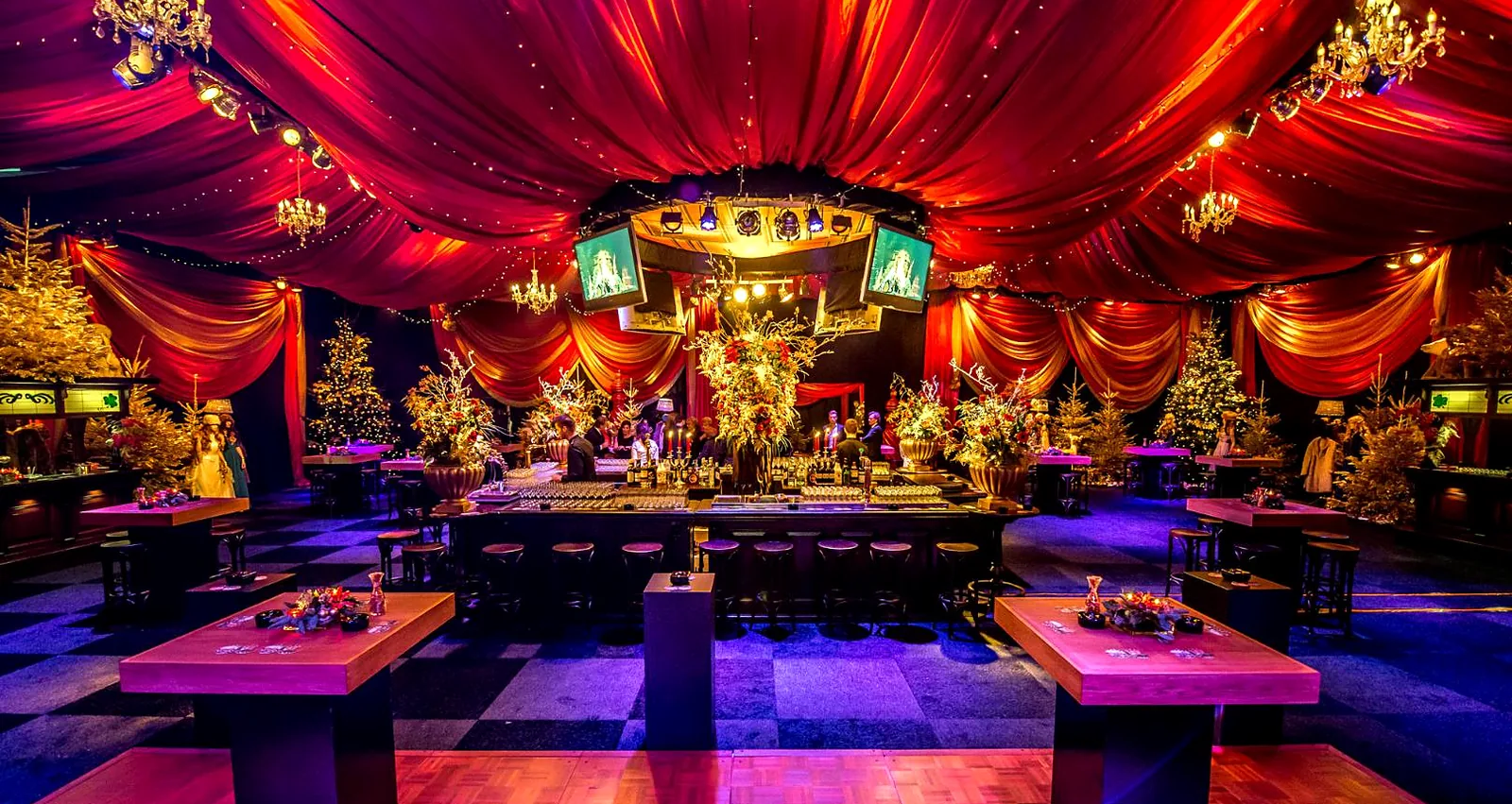 Zaal met rode draperie en gekleurde sfeerverlichting