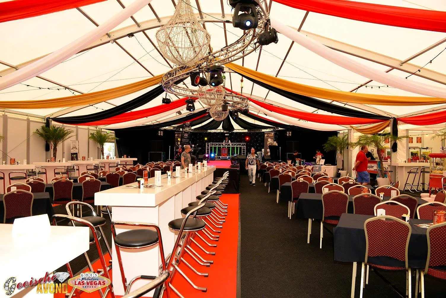 Een tent van binnen, ingericht met bar en warme verlichting
