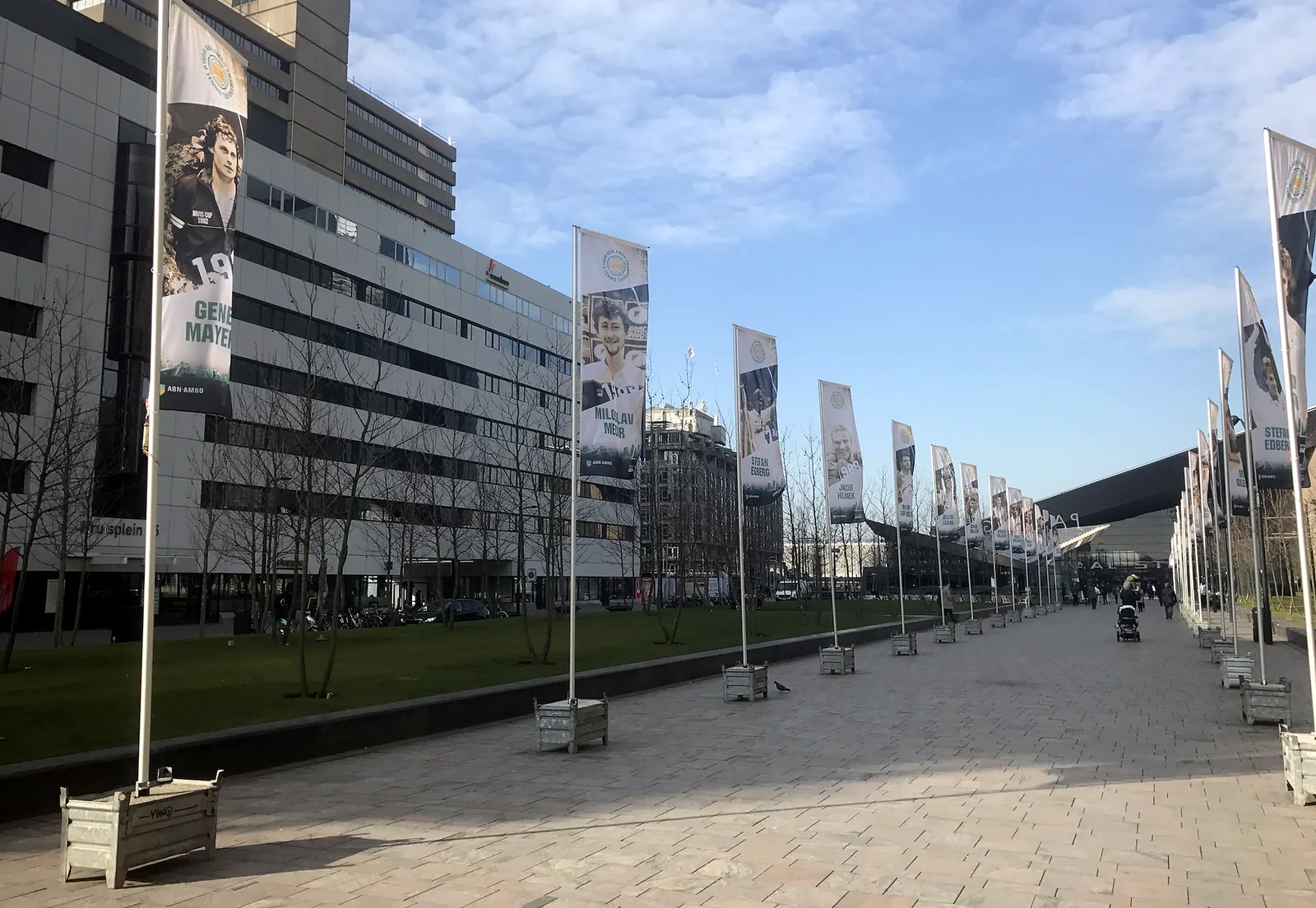Een rij vlaggenmasten op een stadsplein